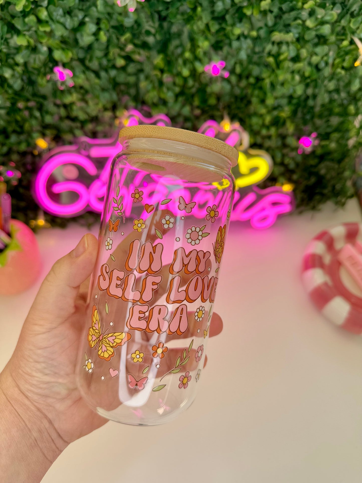 Drinkglas met rietje in my self love era