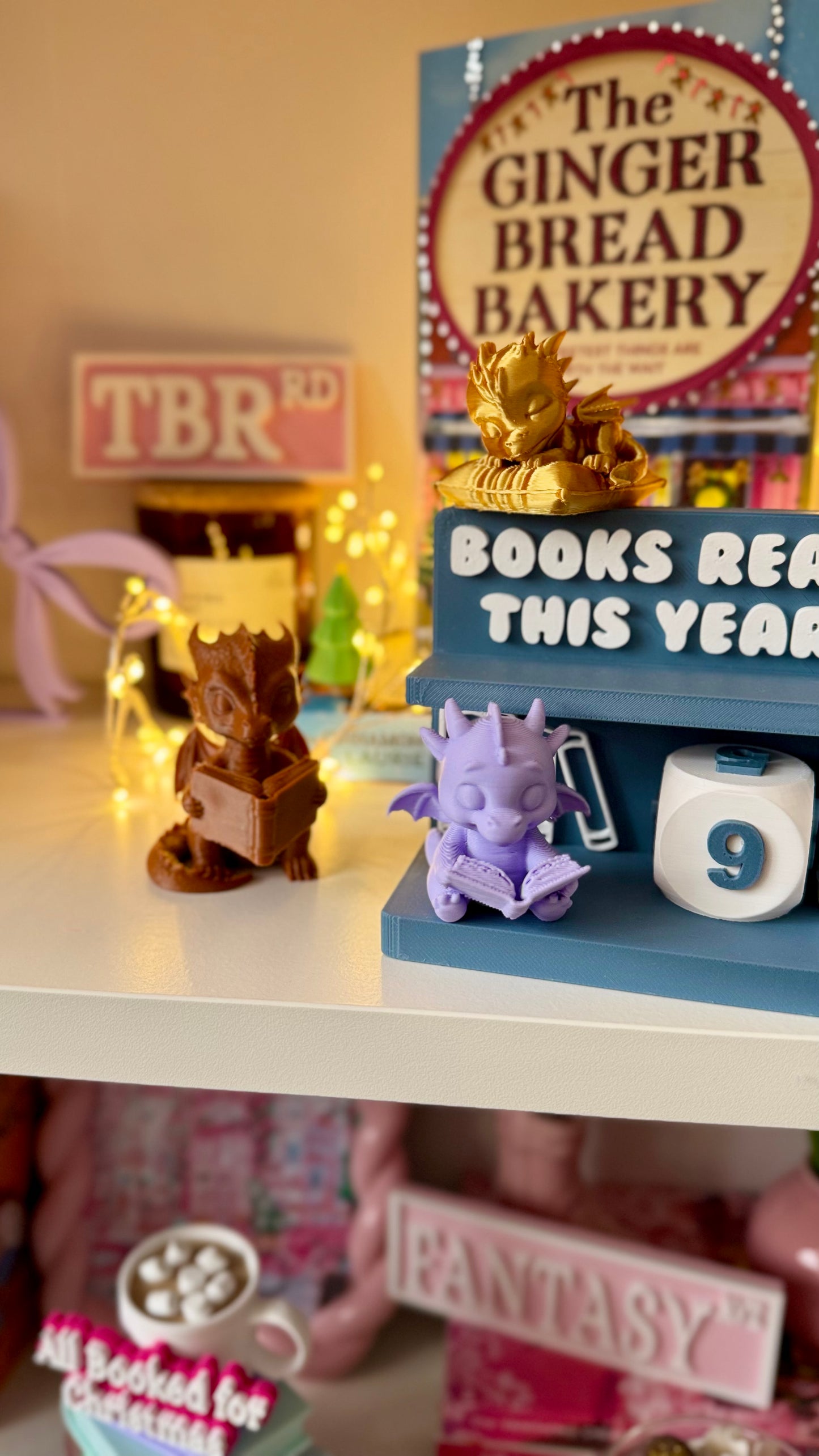 3D geprint draakje, lezend draakje, boekenliefhebber cadeau, fantasy decoratie, book nook accessoire, boekendecor, Nouley Studio draakje, schattige draak figuur