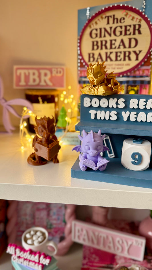 3D geprint draakje, lezend draakje, boekenliefhebber cadeau, fantasy decoratie, book nook accessoire, boekendecor, Nouley Studio draakje, schattige draak figuur