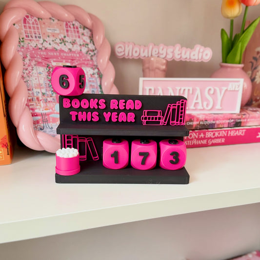 3D-geprinte roze-zwarte “Books Read This Year” teller op boekenplank met roze decor – Nouley studio limited edition leesaccessoire.